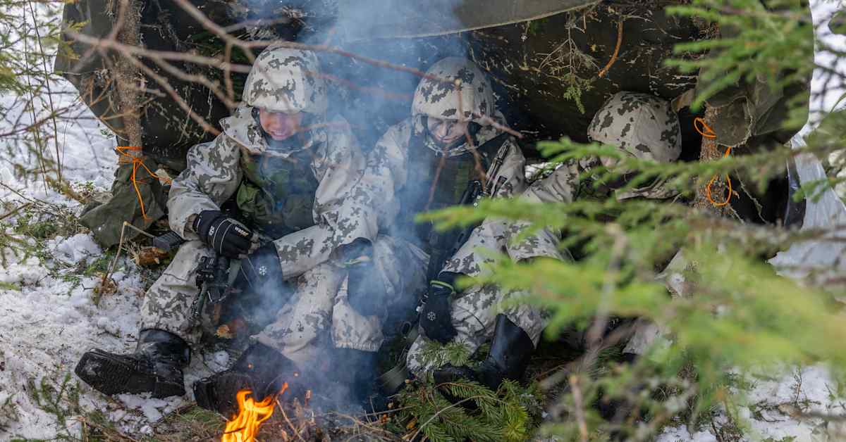 Varusmiehet opetetaan yöpymään maakuopisssa – droonit tuhoaisivat teltat heti | Kotimaa