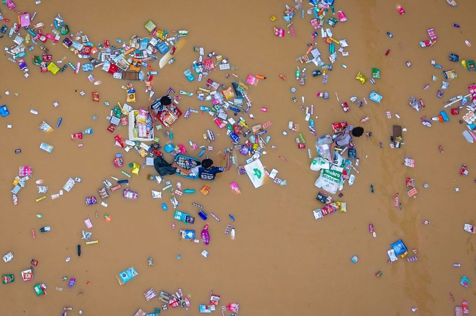 Supermarketin tuotteita kellui tulvavedessä Thaimaassa.