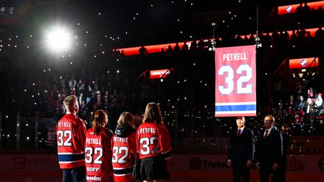 Lennart Petrell seurasi perheensä kanssa, kun hänen paitansa nousi Nordenskiöldinkadun hallin kattoon viime lauantaina.