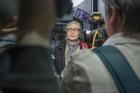 Anneli Auer on tätä nykyä 60-vuotias. Hän sai aikoinaan seksuaalirikoksista 7,5 vuoden tuomion, ja nyt hänen lapsensa kertovat sepittäneensä todisteina olleet tarinat.