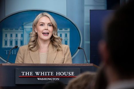 Karoline Leavitt siteerasi maanantain lehdistötilaisuudessa Trumpin lääkärin Sean Barbarellan kirjoittamaa muistiota.