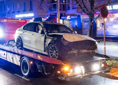 Terassille ajautunut auto vaurioitui törmäyksessä, joka vaati 15-vuotiaan pojan hengen.