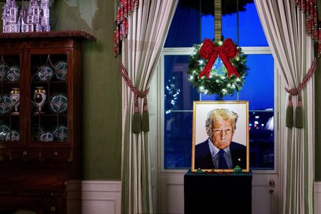 Trump katsoo jouluvieraita tuimasti Vihreän huoneen ikkunalla.