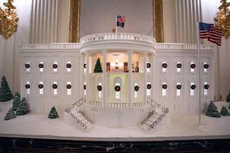 Piparkakkutalo ei äkkiseltään näytä piparkakkutalolta, sillä se on valkoinen.