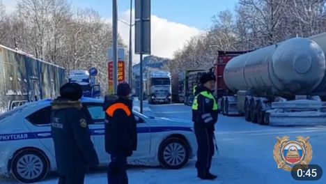 Viranomaiset yrittivät saada liikennettä sujumaan.