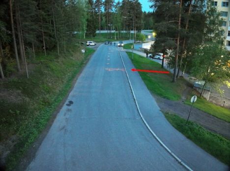 Tapahtumapaikka toisesta suunnasta kuvattuna. Punaisella nuolella merkittynä auton lähtöpaikka.