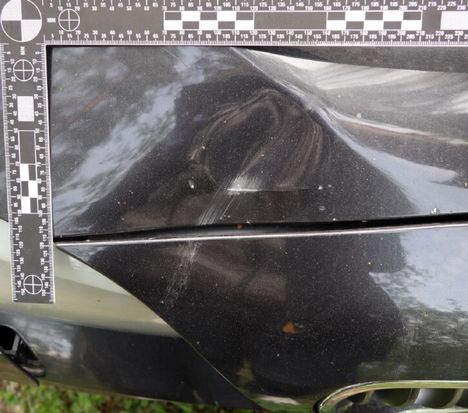 Auton keulassa näkyi suuri lommo.