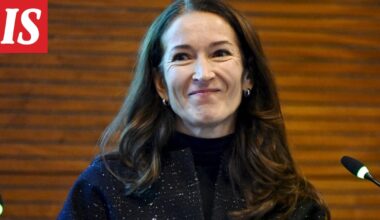 Tällaisessa asussa Suzanne Innes-Stubb edusti veteraanien juhlatilaisuudessa