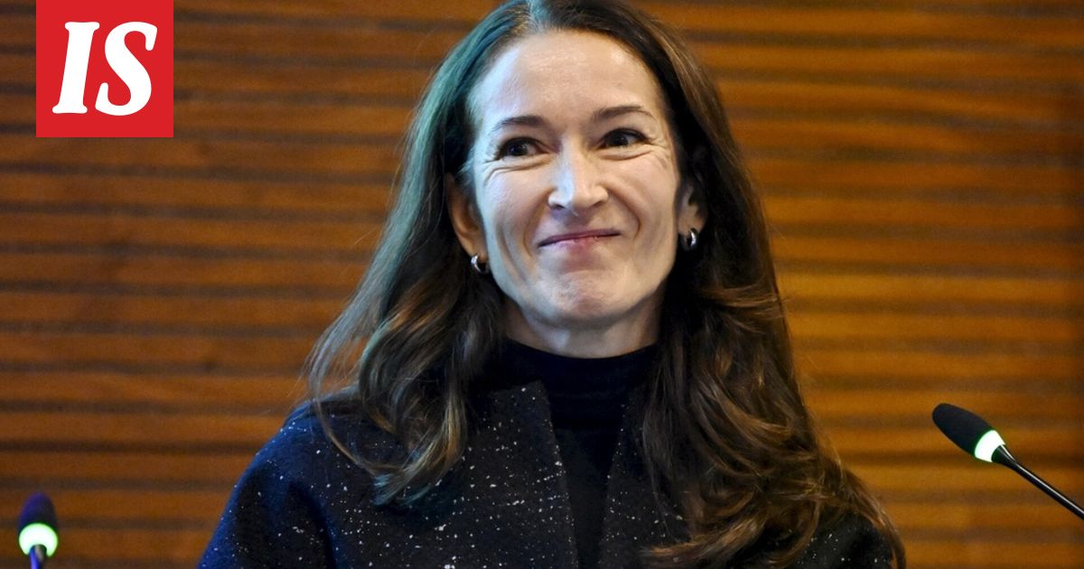 Tällaisessa asussa Suzanne Innes-Stubb edusti veteraanien juhlatilaisuudessa