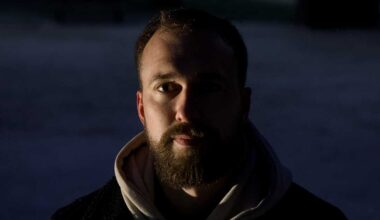 Häpeä vei nuoren Joona Keskitalon tuhoisaan elämään – nyt kirjailija ymmärtää tunteitaan paremmin | Puoli seitsemän