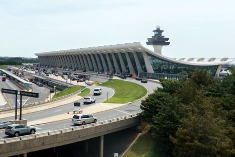 Kenttä on kuuluisa kaarevasta päärakennuksestaan.