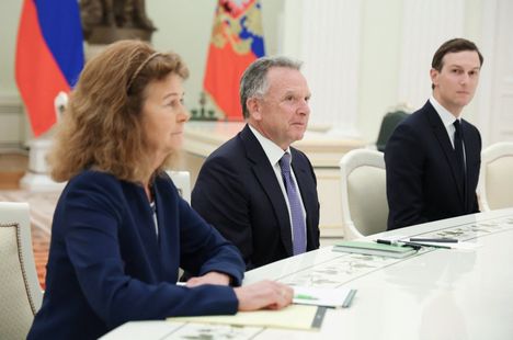 Yhdysvaltojen presidentin erityisedustaja Steve Witkoff ja presidentin vävy Jared Kushner tapasivat moskovassa Venäjän johtajan Vladimir Putinin. Kuva on Venäjän valtiollisen median jakama.