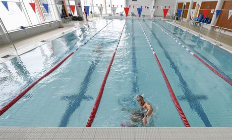 Jenna Laukkanen (etualalla) harjoittelemassa korona-aikana suljetussa Vuokatin urheiluopiston uimahallissa Sotkamossa huhtikuussa 2020.