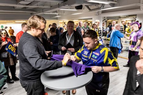 Luke Littler tapasi faneja Hakametsän jäähallissa järjestetyssä tilaisuudessa.