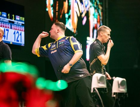 Luke Littler tositoimissa Hakametsän jäähallissa.