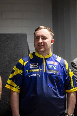 Luke Littler on dartsin maailmanrangin ykkönen.