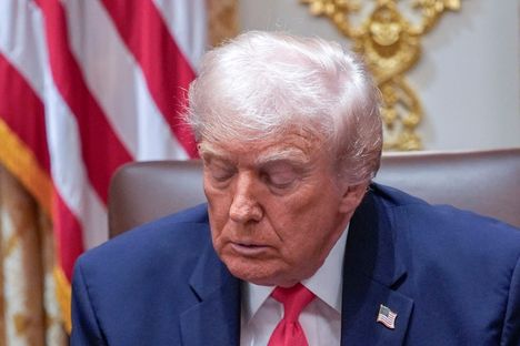 Trumpin silmät eivät meinanneet pysyä auki kabinetin kokouksessa.