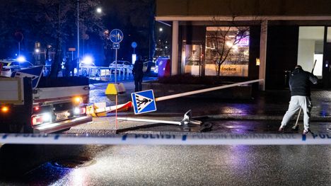 Opel-auto törmäsi puolestaan liikennetolppaan.