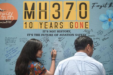 Nainen kirjoitti viestin MH370-lennon matkustajien sukulaisten järjestämässä muistotapahtumassa Malesian Subang Jayassa maaliskuussa 2024