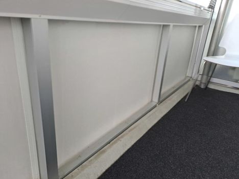 Kuitusementtilevy toimii aukon putoamissuojana. Tämä rakenne ei välttämättä kestä ihmisen kaatumista.