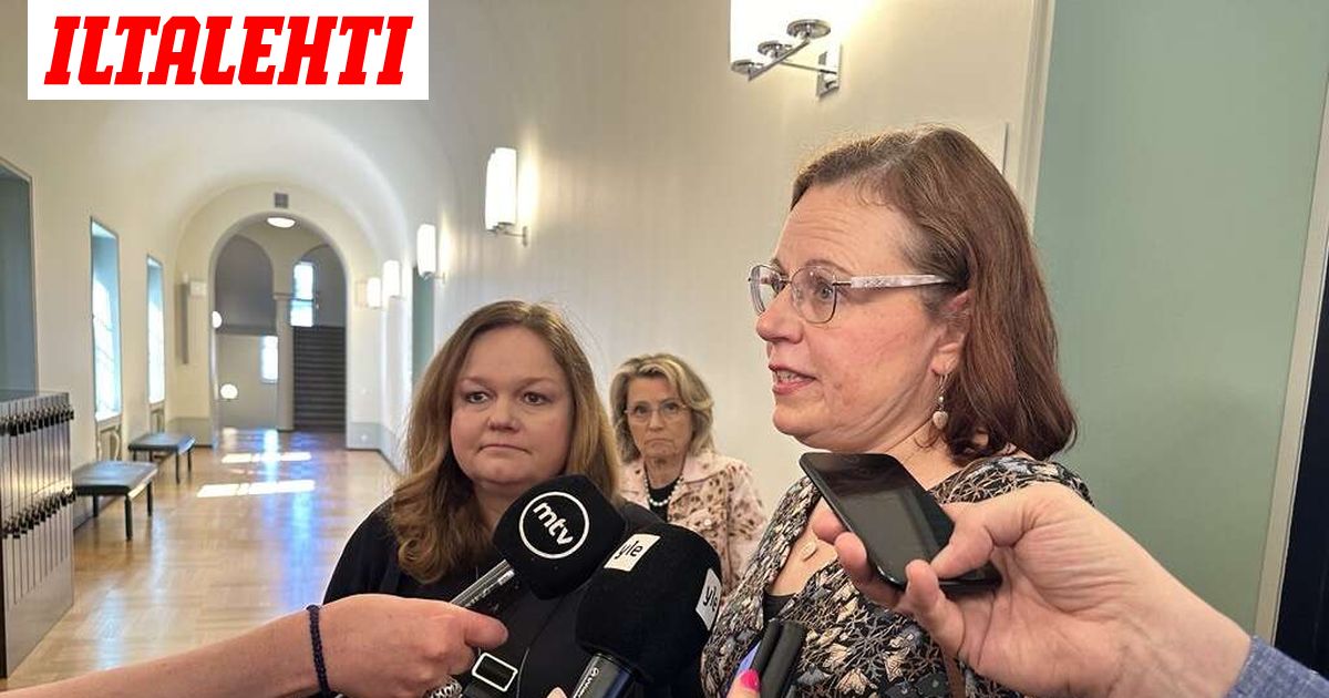 Ihmisiä käveli ulos eduskunnan kohuvaliokunnasta