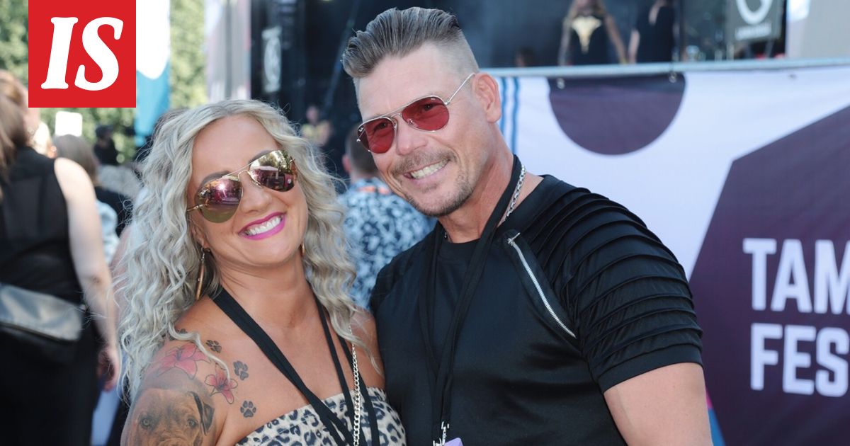 Aki Manninen alastomana saunassa - Ilta-Sanomat