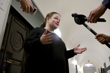 Kiurun mukaan ”vaikein häntä” hallituksen lakiesityksistä on vielä pöydällä. Kiuru kertoi perustuslakivaliokunnan käsitelleen jo kaikkia kolmea lakiesitystä ja löytäneen niistä kaikista ongelmia.