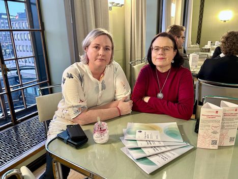 Pia Sillanpää (ps) ja Mia Laiho (kok) katsovat, että sosiaali- ja terveysvaliokunnassa tehdään aivan normaalia lainvalmistelua.