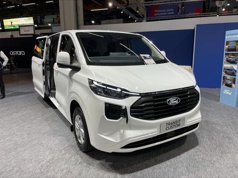 Ford Transit automessuilla.