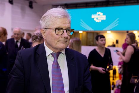 Ulkoasiainvaliokunnan puheenjohtajan Johannes Koskisen (sd) mukaan on selvää, että Ukraina voi joutua tekemään kompromisseja joissakin kysymyksissä, mutta loppuratkaisussa tulisi tunnustaa Koskisen mielestä Ukrainan uhrin asema ja sille pitää korvata Venäjän hyökkäyssodan aiheuttamia vahinkoja ja menetyksiä.