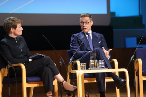 Stubb keskusteli kansainvälisistä suhteista ja rauhan tematiikasta viestintäkonsultti Katri Makkosen kanssa.