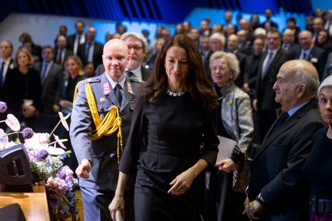 Tasavallan presidentin puoliso kantoi Björn Weckströmin suunnittelmia koruja.