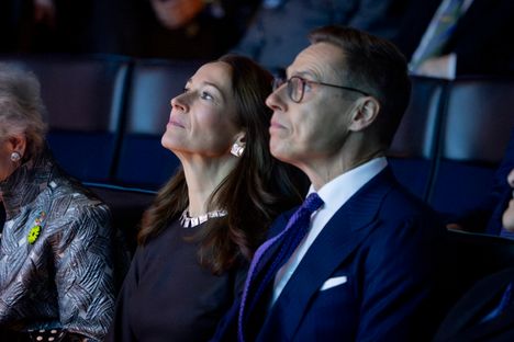 Kaulakorun lisäksi hänellä oli korvissaan saman sarjan korut.