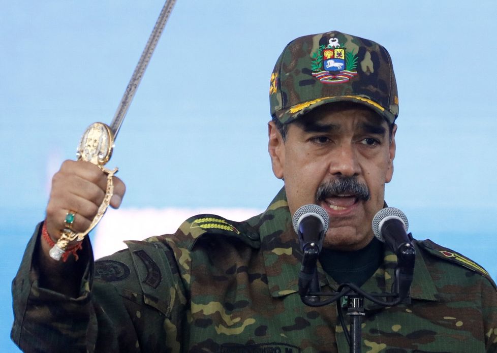 Nicolás Maduro puhui sotilaille viime viikon tiistaina kädessään itsenäisyyssankari Simón Bolívarin miekka 200 vuoden takaa.