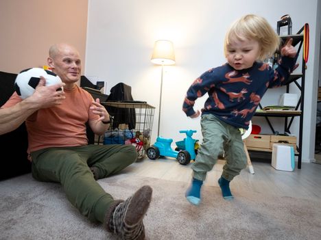 Futiskentiltä tuttu Tommi Mäkelä, 50, elää parhaillaan pikkulapsivaihetta. ”Kuin isänsä kopio”, kommentoi äiti Emmi Mäkelä, 35, villinä pehmopalloa potkivaa poikaansa Maximus Mäkelää, 2. Maximus puolestaan nyökyttää, kun isältä kysyy, onko poika tullut isäänsä myös sisukkuudessa.