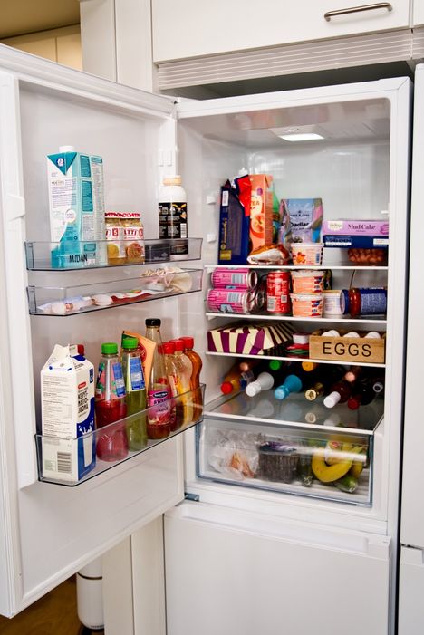 ”Sanat jäi jonnekin matkalle”, tokaisee Pippa Laukka, kun hän näkee Sundbergin jääkaapin.