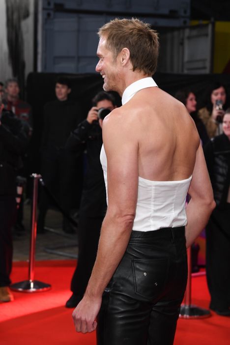 Paita jätti näyttelijän selän avoimeksi.