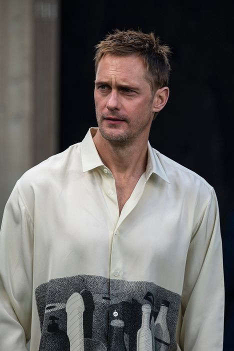 Kyllä, näit oikein: näyttelijän paidassa komeilee pari dildoa. Paita on italialaisen Magliano-brändin käsialaa.