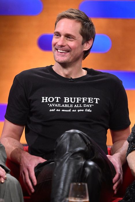 ”Hot buffet, available all day, eat as much as you like”, luki Alexander Skarsgårdin t-paidassa. Sama suomeksi: kuuma buffet, saatavilla koko päivän, syö niin paljon kuin haluat.