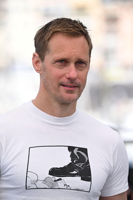 Skarsgårdin paidassa on vahvaa Tom of Finland -henkeä.
