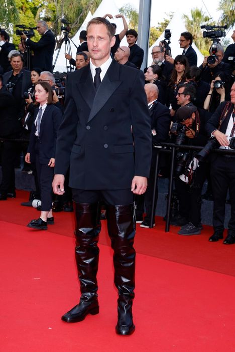 Miksi valita tylsät puvunkengät, kun voi valita reisisaappaat, tuumi Alexander Skarsgård Cannesissa.