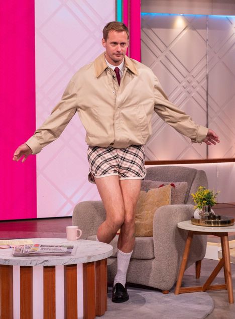 Tämän lyhyemmiksi shortsit eivät enää juuri voi mennä. Skarsgård vieraili brittiläisessä talk show’ssa koulupoikahenkisessä asussa.