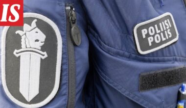 Mies riehui ”sapelin” kanssa Kotkassa