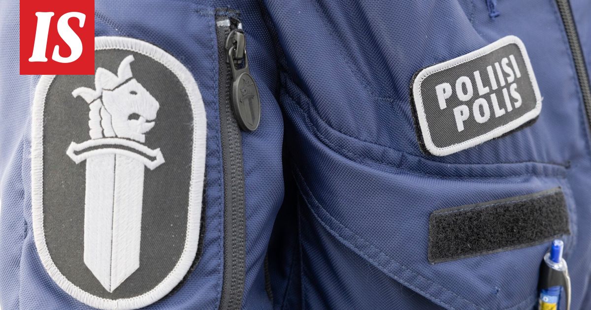 Mies riehui ”sapelin” kanssa Kotkassa