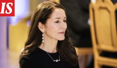 Suzanne Innes-Stubb sai Lotta Svärdiltä korulahjan