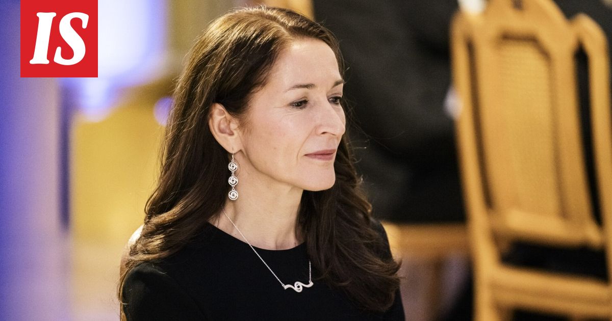 Suzanne Innes-Stubb sai Lotta Svärdiltä korulahjan