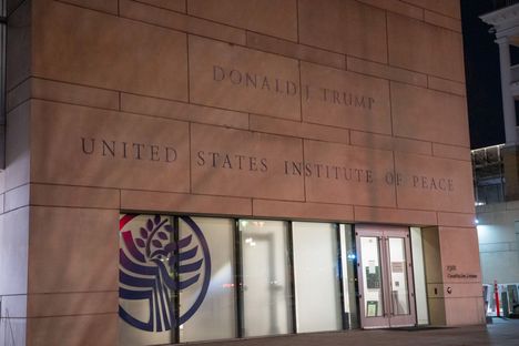 Trumpin nimi ilmestyi Yhdysvaltain rauhaninstituutin julkisivuun keskiviikkona.