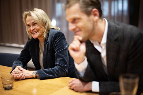 KLM:n toimitusjohtaja Marjan Rintel (vas.) ja Pohjois-Euroopan johtaja Tom Verbugt HS:n haastattelussa Hotelli Presidentissä Helsingissä.