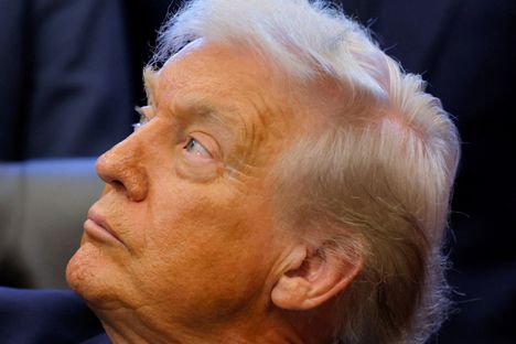 Presidentti Donald Trump kuunteli puhetta virkahuoneessaan Valkoisessa talossa keskiviikkona. Trump ei ole toistaiseksi ilmaissut kantaansa Ukraina-neuvottelujen tilanteeseen.