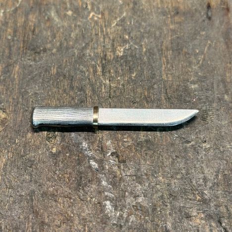 Jalmari Helanderin rintapielessä nähdään puukkokoru.